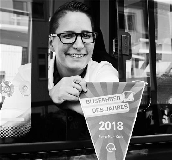 Den Fahrgästen mit Witz und Charme zu begegnen ist Sabrina Hausmanns Credo. Foto: Landratsamt Rems-Murr