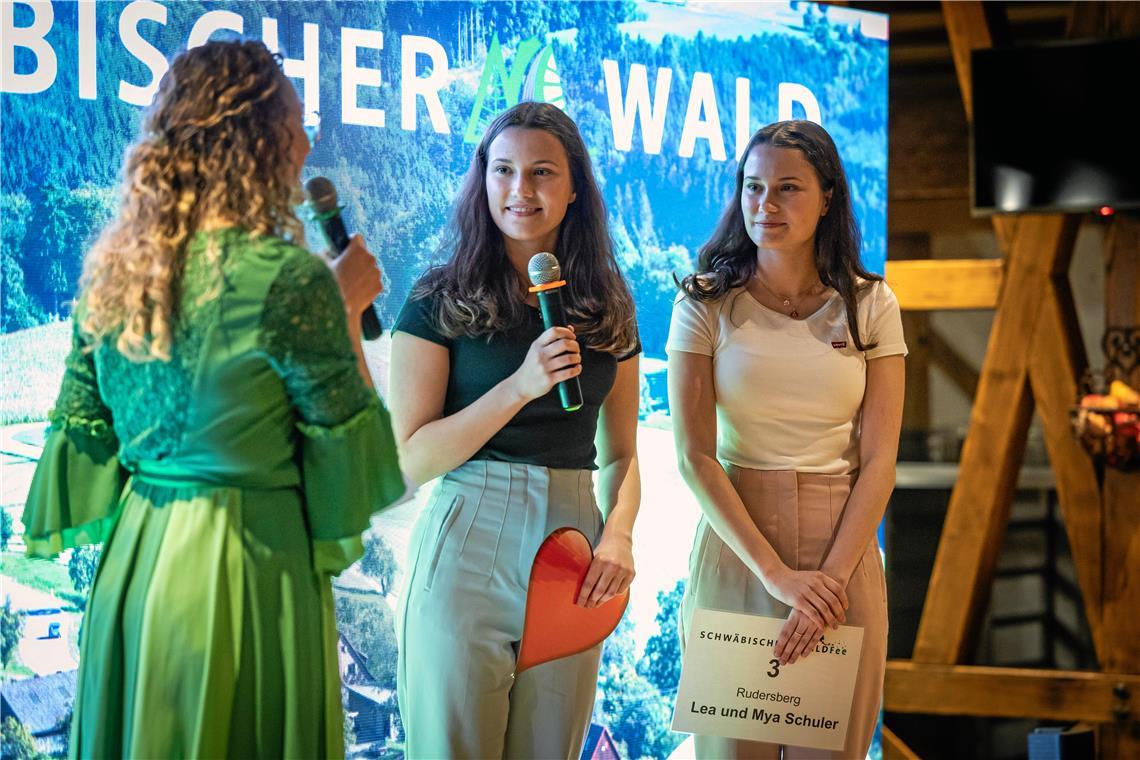 Den Fragen von Michelle Fuchs stellen sich Lea und Mya Schuler souverän. Foto: Alexander Becher