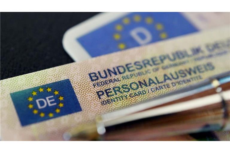 Den Gang zum Amt sollen sich Menschen ab 70 künftig sparen können, wenn ihr Ausweis abläuft. Sie sollen diesen einfach weiternutzen dürfen. (Symbolbild)