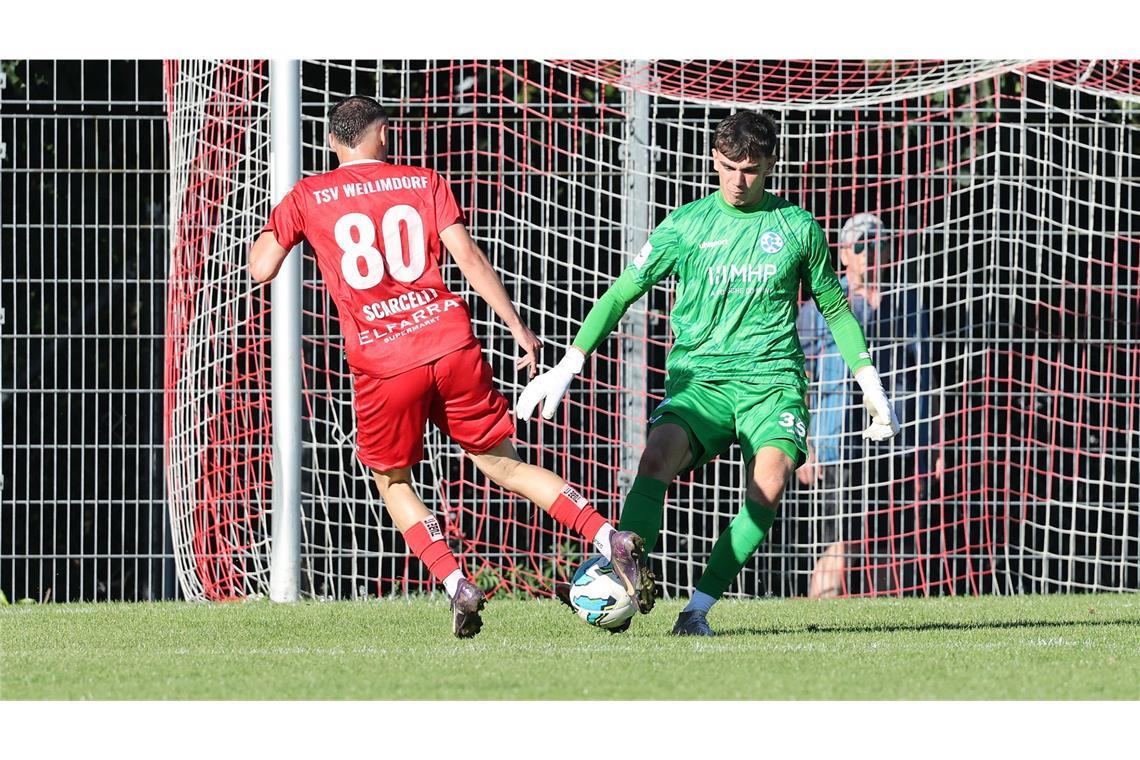 Den Glanzparaden von Torwart Leon Neaime (re.) hatten es die Kickers am 3. September beim tapferen  Verbandsligisten TSV Weilimdorf zu verdanken, dass sie nach dem 2:1-Zittersieg noch im WFV-Pokal-Wettbewerb vertreten sind. Die Auslosung für das Viertelfinale findet am 13. Februar 2026 statt.