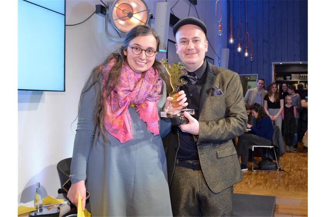 Den Goldenen Blogger als Bloggerin des Jahres 2018 erhielt Marie Sophie Hingst für ihr Blog „Read on my dear“ von Award-Mitgründer Daniel Fiene. Foto: Henrik Andree/Die Goldenen Blogger/obs