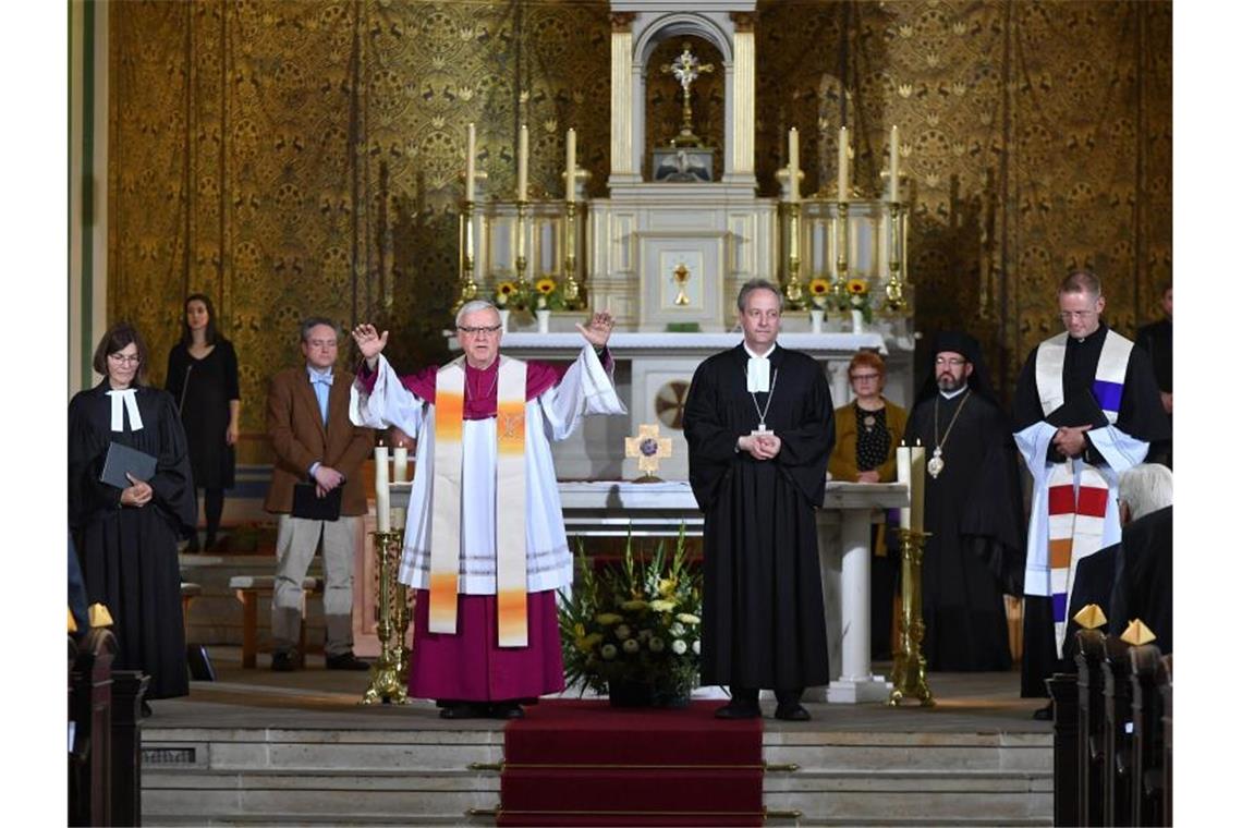 Den Gottesdienst leiteten der Berliner Erzbischof Heiner Koch (Mitte l) und der Bischof der Evangelischen Kirche Berlin-Brandenburg-schlesische Oberlausitz, Christian Stäblein. Foto: Christian Ditsch/epd POOL/dpa