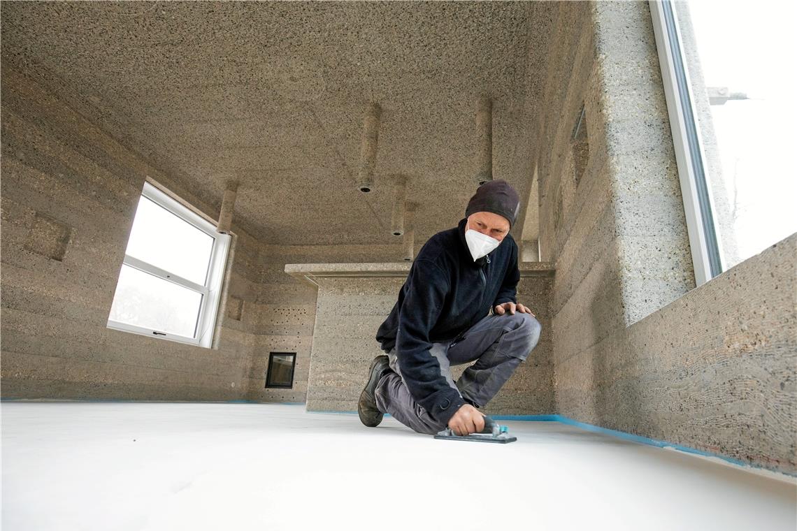 Kultlokal im Dornröschenschlaf Den Großteil der Arbeiten hat Bauherr Norbert Kempf selbst übernommen. Der Steinmetz und Bildhauer hat verschiedene feine Reliefs gefertigt und auch den Boden bearbeitet er selbst.