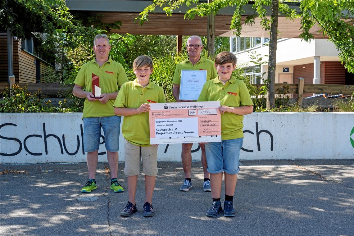 Vorbildliche Gruppen und Initiativen prämiert Den Leserpreis der BKZ und MZ erhält in diesem Jahr der Skiclub Aspach. Andreas Wolf, Werner Breisch (hinten, von links), Jonas und Felix freuen sich über das Ergebnis der Abstimmung. Foto: Kreissparkasse Waiblingen