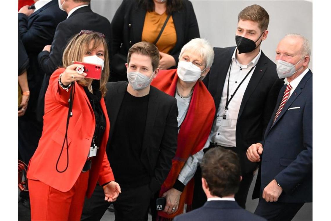 Den Moment festhalten: SPD-Generalsekretär Kevin Kühnert (2.v.l.) stellt sich zu einem Selfie mit weiteren Personen. Foto: Bernd Von Jutrczenka/dpa