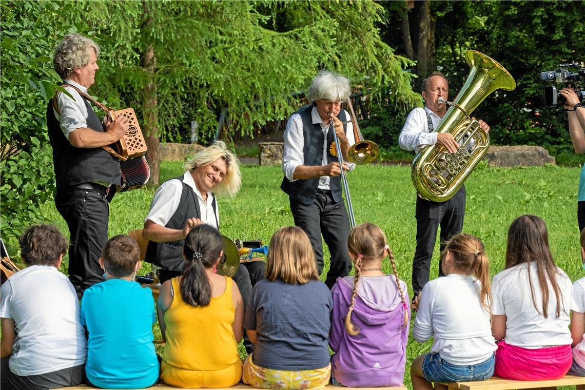 Den Musikern steht die Freude ins Gesicht geschrieben, wieder vor einem echten Publikum spielen zu können. Fotos: A. Becher