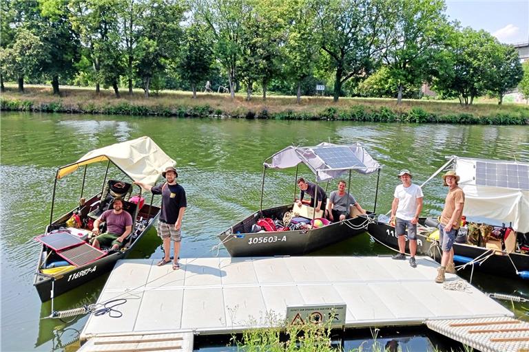 Den Neckar bei Marbach erreichen die Abenteurer zwei Tage nach dem Start (von links): Julian Hofer, Marco Dell’Oso, Michael Schwarz, Kevin Geißler, Martin Koschinat und Axel Bauer.