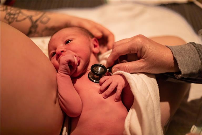 Den neugeborenen Kindern soll der bestmögliche Start in ihr Leben gegeben werden. Symbolfoto: stock.adobe/Valmedia