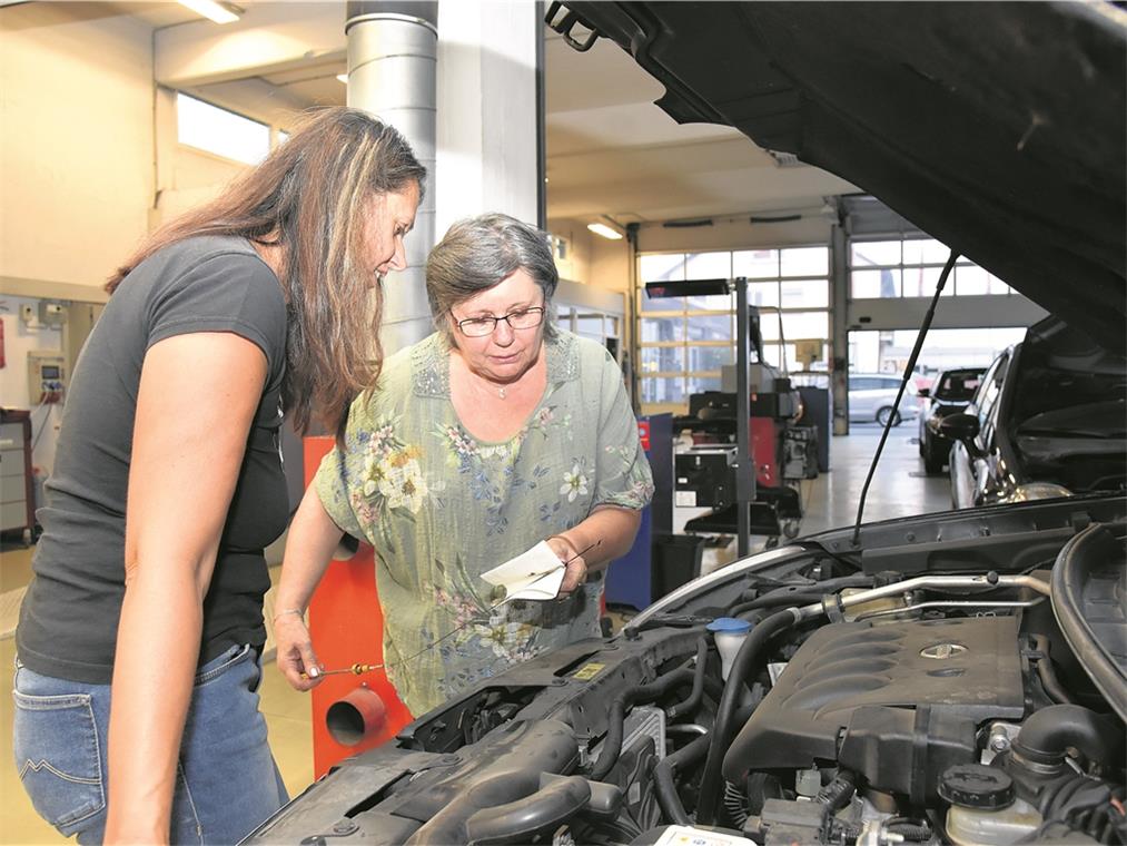Selbst ist die Frau Den Ölstand zu messen, ist für Yvonne Stümke (links) und Heidi Dolak nun kein Problem mehr.