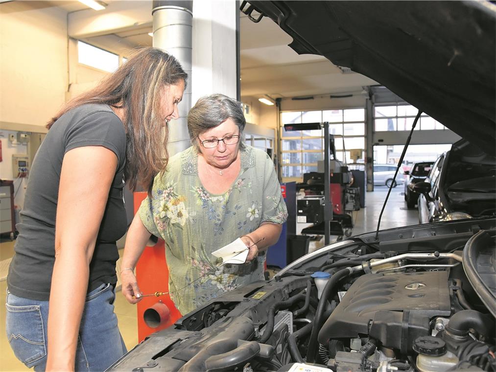 Den Ölstand zu messen, ist für Yvonne Stümke (links) und Heidi Dolak nun kein Problem mehr.