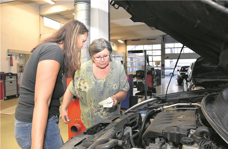 Den Ölstand zu messen, ist für Yvonne Stümke (links) und Heidi Dolak nun kein Problem mehr.