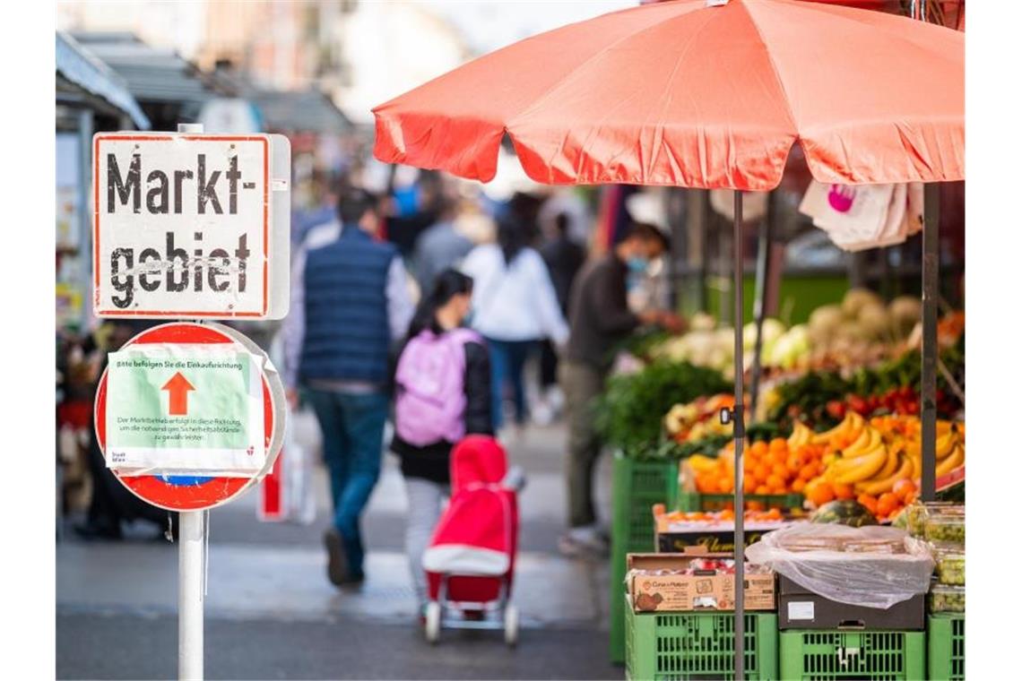 Den Österreichern war nur bei triftigem Grund erlaubt, das Haus zu verlassen. Dazu gehörten unbedingt nötige Besorgungen. Foto: Georg Hochmuth/APA/dpa