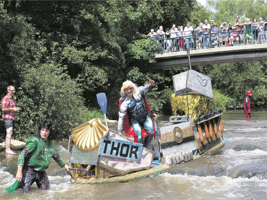 Teilnehmerrekord bei Murr-Regatta Den Preis für das kreativste Boot geht an die Götter Loki und Thor.