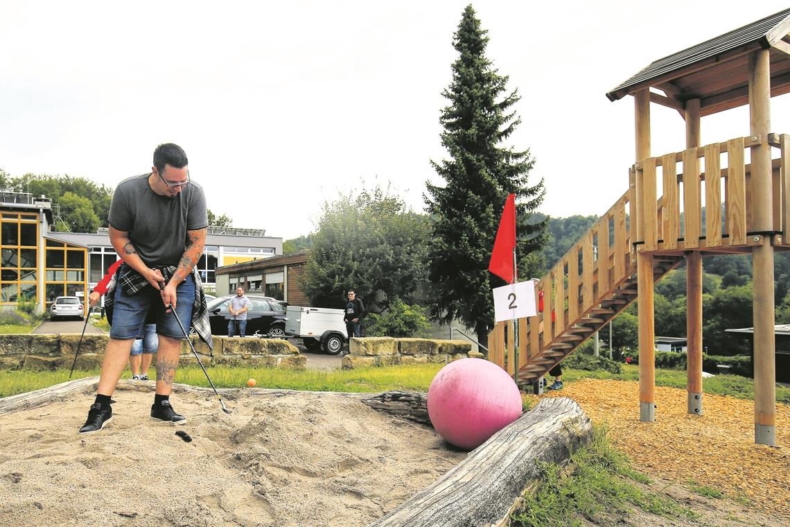 Den Sandbunker gibt’s auch im normalen Golfsport, aber die Ziele sind beim Crossgolfen völlig andere und kurioser. Foto: A. Becher