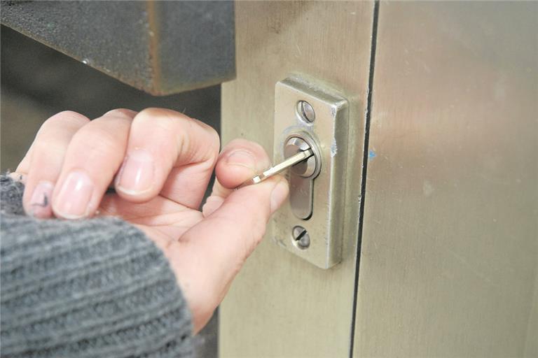 Den Schlüssel zur eigenen Wohnung in den Händen zu halten – für die Frauen, die im Haus Karla Unterschlupf und Hilfe finden, ist das das langfristige Ziel. Der überlastete Wohnungsmarkt macht es ihnen aber schwer. Foto: Imago