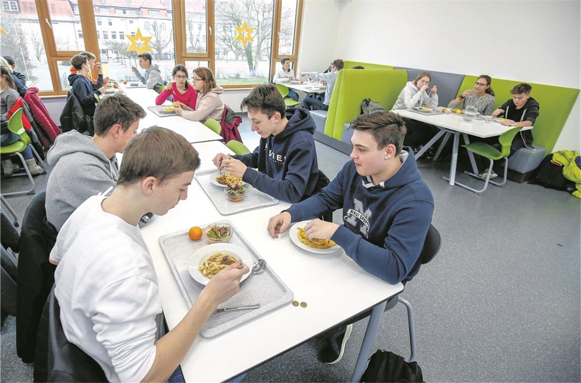 Den Schülern schmeckt’s. Und wenn es gut schmeckt und der Hunger groß ist, darf jeder kostenlos Nachschlag holen. Foto: A. Becher