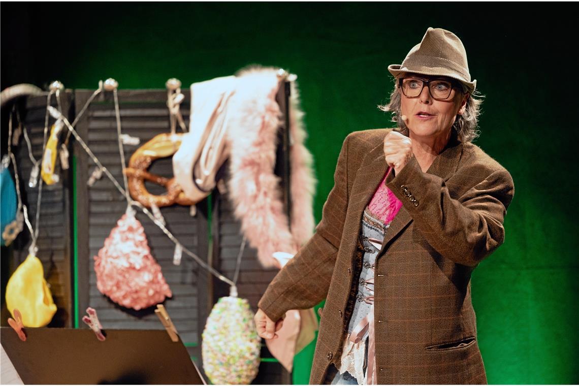 Tante Hildegard bewegt sich meist unter der Gürtellinie Den schwäbischen Alltag nimmt Sabine Schief aufs Korn, mal ironisch, mal derb. In manchen Geschichten werden auch die Zuschauer unfreiwillig eingebunden. Foto: Alexander Becher