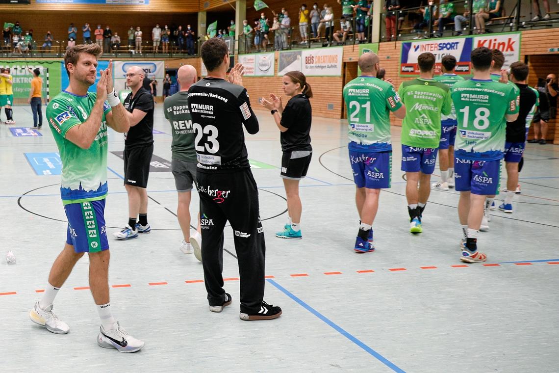 Alles probiert, aber es reicht nicht ganz Den Sprung in die Zweite Bundesliga haben die HCOB-Handballer um Marcel Lenz verpasst, aber die Zuneigung ihrer Fans ist ihnen nach der starken Aufstiegsrunde weiterhin sicher. Foto: A. Becher