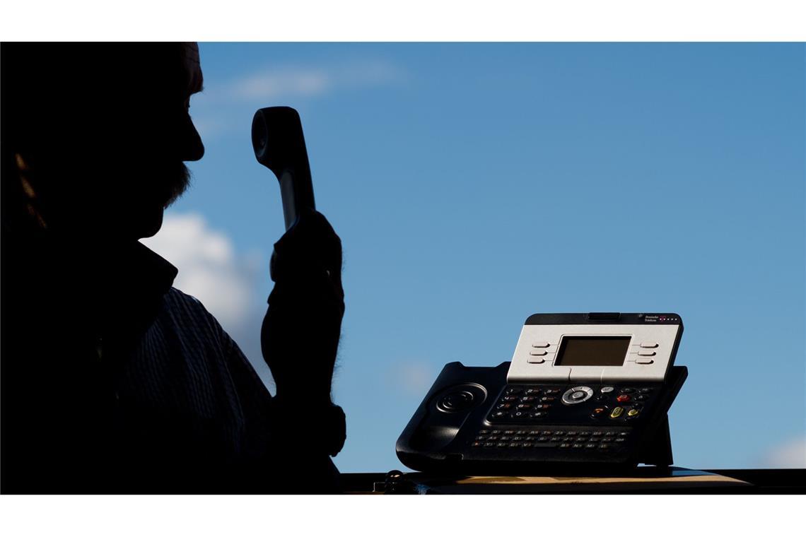 Telefontrickbetrüger festgenommen – Haft in Albanien Den Tatverdächtigen wird vorgeworfen, Geschädigte mithilfe von Telefontrickbetrug um Vermögenswerte von fast 400.000 Euro betrogen zu haben.