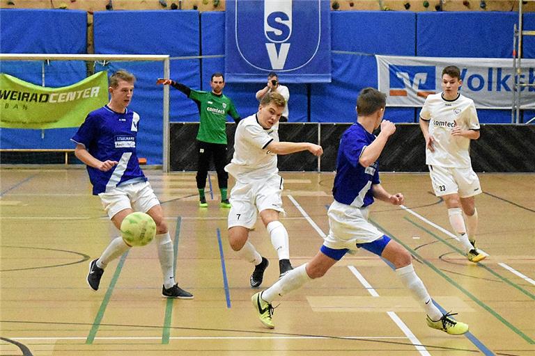 Den teilnehmenden Fußballern macht der Kick unterm Hallendach viel Spaß und wird auch ernst genommen. Foto: T. Sellmaier