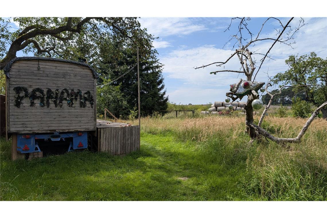 Sieben Freunde, ein Hof, ein Traum Den Titel findet man unter anderem auf dem Zirkuswagen auf dem Hof.