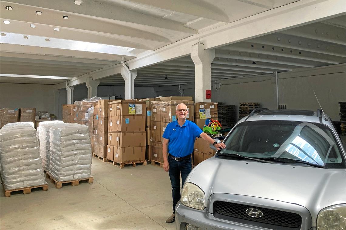 Ein gespendeter Geländewagen und Hilfe auf Paletten Den Transport der Hilfsgüter an die rumänisch-ukrainische Grenze hat Dietmar Buchfink in einem mit Spendengeldern finanzierten Geländewagen begleitet. Foto: Help Ukraine Romania