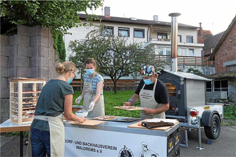 Den Vereinsmitgliedern Angelika Bäßler, Katja Fuchs und Lothar Frey (von links) sind die Flammkuchen am Samstag perfekt gelungen. Foto: J. Fiedler