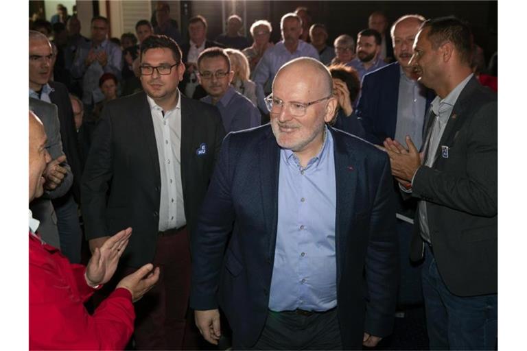Den Wahl-Auftakt machten Großbritannien und die Niederlande. Dort wurde die Partei des Spitzenkandidaten der europäischen Sozialdemokraten, Frans Timmermans, nach einer Prognose mit 18,4 Prozent der Stimmen überraschend stärkste Kraft. Foto: Balazs Mohai/MTI/AP