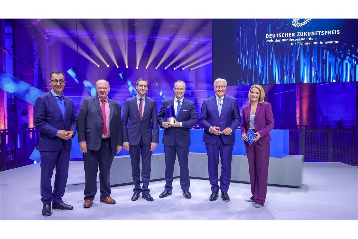Forscher erhalten Zukunftspreis für smarte Autoscheinwerfer Den Zukunftspreis erhielten Hermann Oppermann, Norwin von Malm und Stefan Grötsch (2., 3. und 4. v.l.).