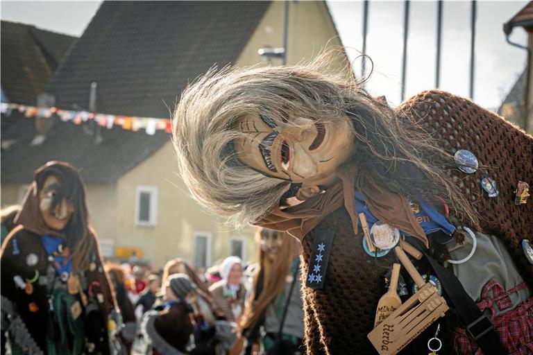 Den Zuschauern bietet sich der Anblick vieler beeindruckender Kostüme. Fotos: Alexander Becher