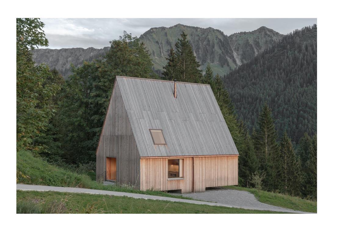 Die besten einfachen Häuser Europas – auch von Stuttgarter Architekten Den zweiten Preis gab es für das kleine spitzgiebelige Ferienhaus „Gapfohl“ mit 83 Quadratmetern Wohnfläche in Laterns im Vorarlberg in Österreich, gestaltet von Bernardo Bader Architekten.