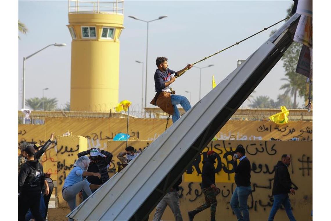 Angriffe auf US-Botschaft im Irak Den zweiten Tag in Folge ist es an der Botschaft zu Ausschreitungen gekommen. Foto: Ameer Al Mohmmedaw/dpa