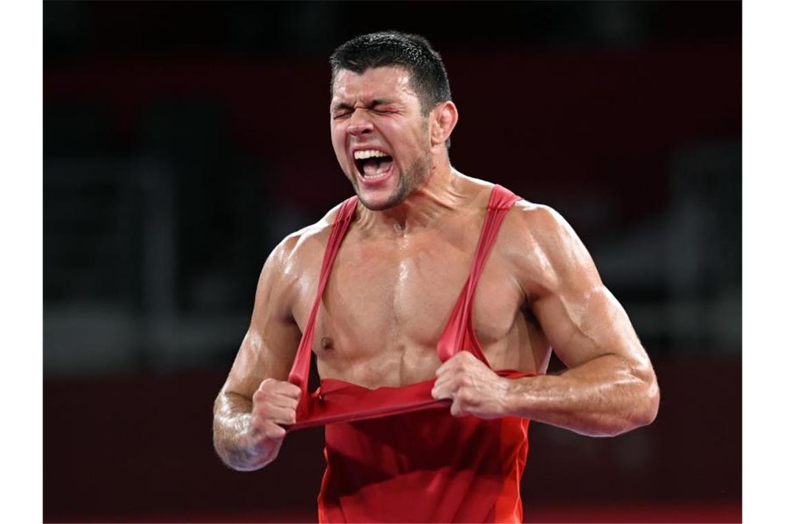 Abschied mit Bronze: Ringer Stäbler bannt Olympia-Fluch Denis Kudla jubelt nach seinem Sieg im Bronze-Duell. Foto: Swen Pförtner/dpa