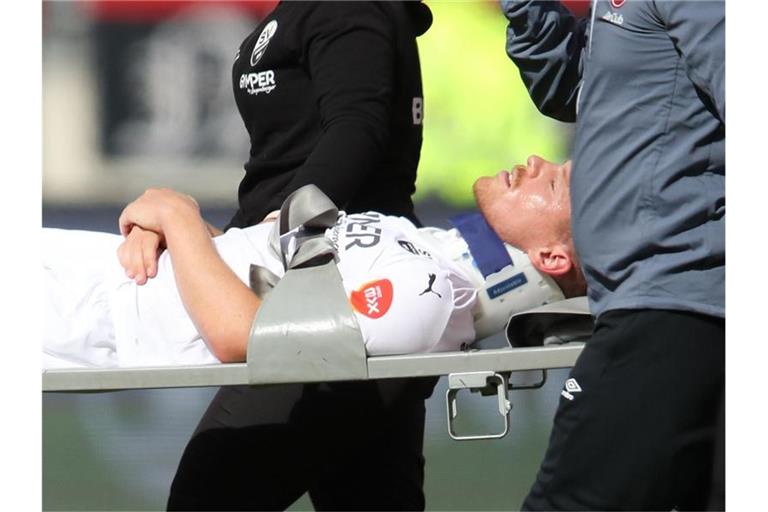 Denis Linsmayer vom SV Sandhausen wird verletzt vom Platz getragen. Foto: Daniel Karmann/dpa