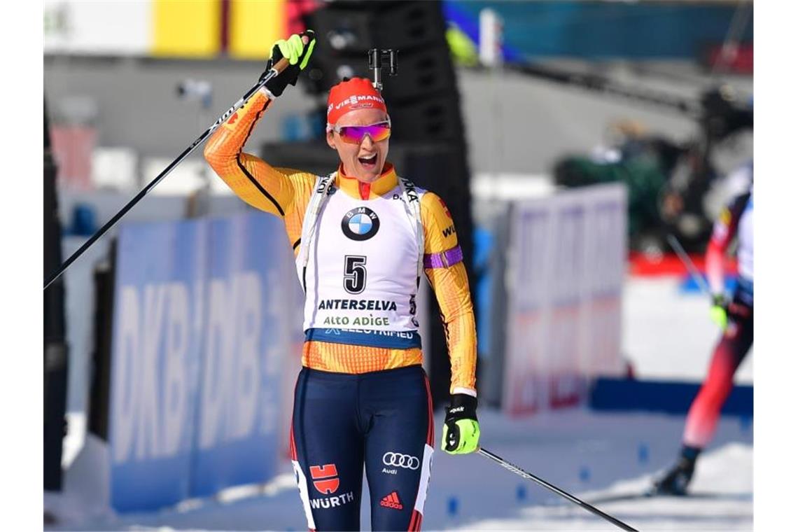 Denise Herrmann erlöst deutsche Biathleten mit Silber-Coup Denise Herrmann bejubelt im Ziel den Gewinn der Silbermedaille. Foto: Hendrik Schmidt/dpa