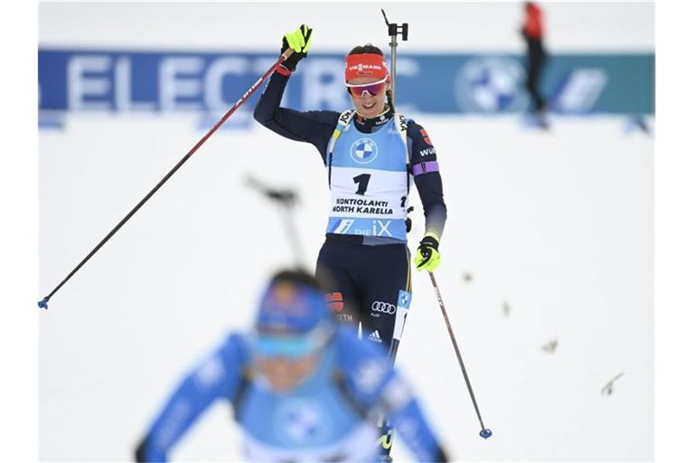Denise Herrmann jubelt über ihren dritten Platz im Verfolgungsrennen. Foto: Vesa Moilanen/Lehtikuva/dpa