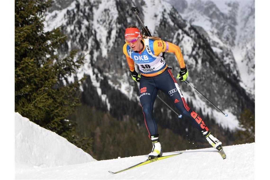 Denise Herrmann schoss erneut nicht fehlerfrei und kam im Sprint auf Rang fünf ins Ziel. Foto: Hendrik Schmidt/dpa