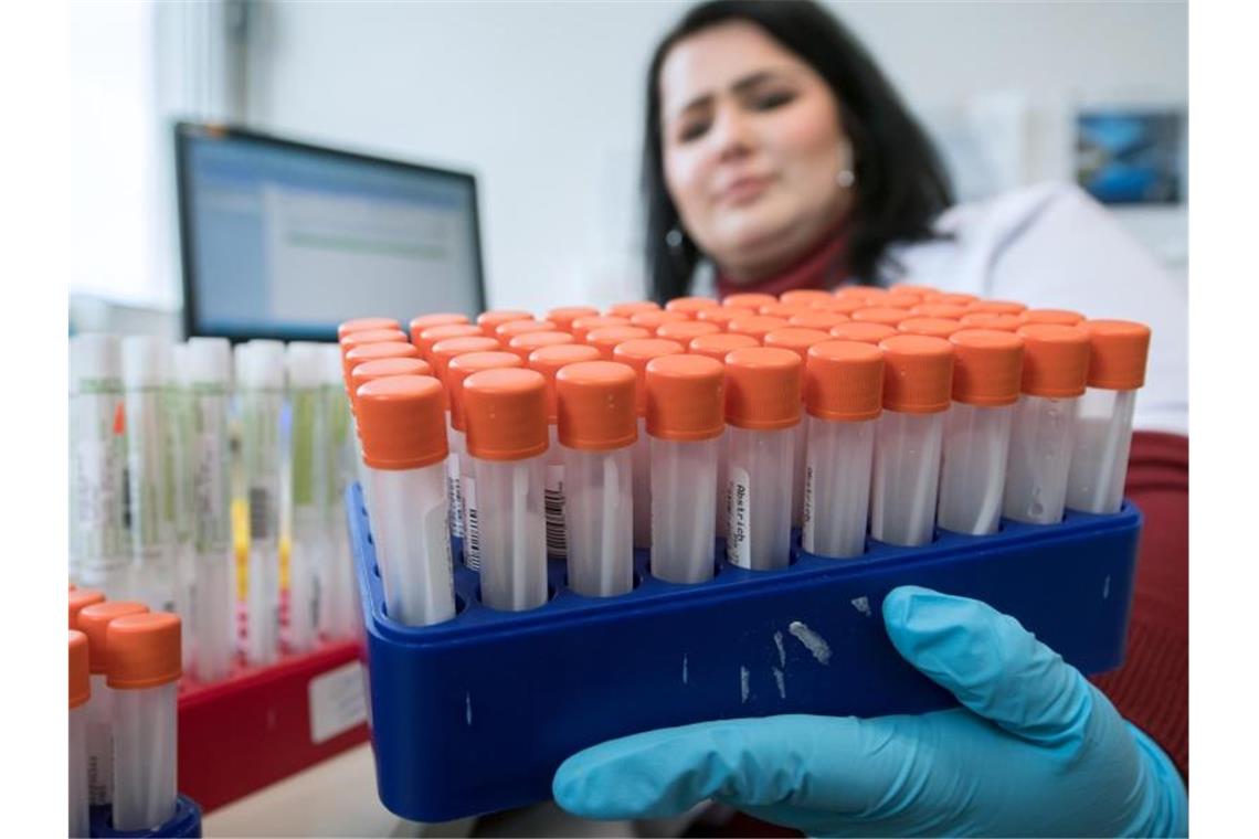 Denise Nestler, Medizinisch-technische Assistentin im Diagnosticum-Labor in Plauen, sortiert Röhrchen mit Rachenabstrichen, die auf den Coronavirus untersucht werden. Foto: Hendrik Schmidt/dpa-Zentralbild/dpa