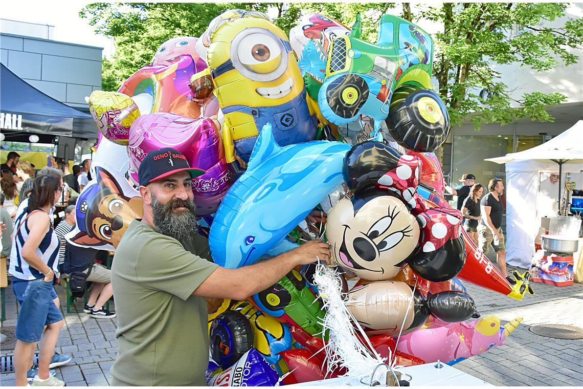 Deniz Pinar verkauft bunte Luftballons an die Festbesucher.