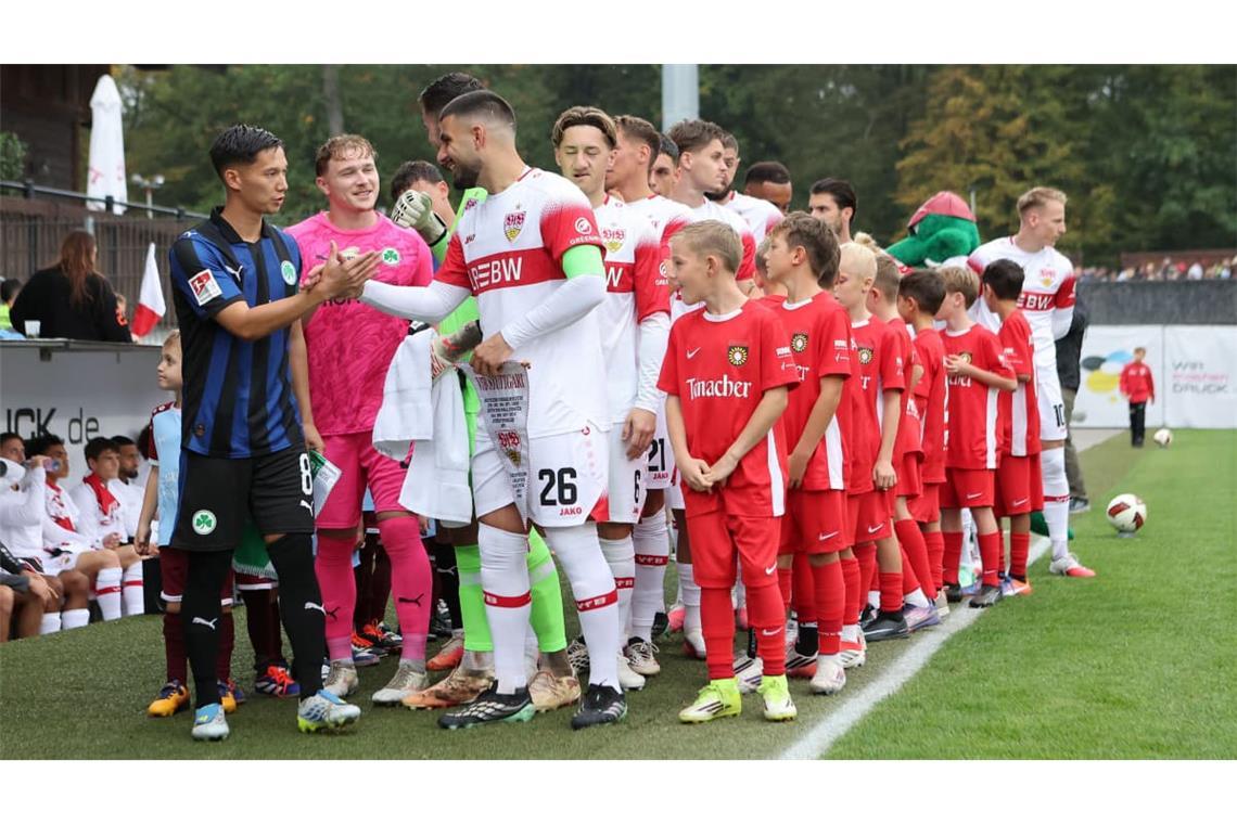 Deniz Undav führte den VfB in Großaspach gegen Greuther Fürth wie gewohnt als Kapitän aufs Feld.