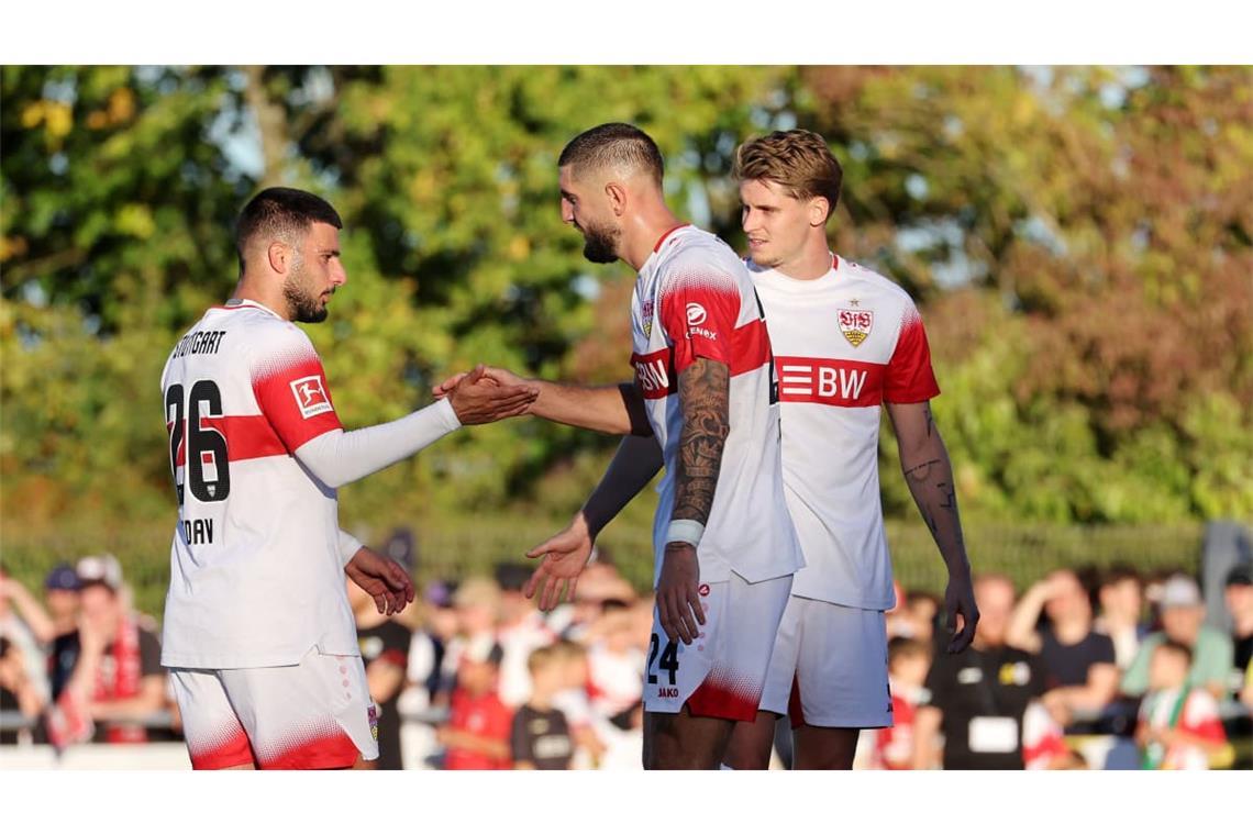 Deniz Undav, Jeff Chabot und Ramon Hendriks (von links) treffen mit dem VfB auf die SpVgg Greuther Fürth.