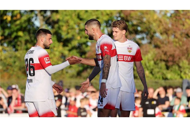 Deniz Undav, Jeff Chabot und Ramon Hendriks (von links) treffen mit dem VfB auf die SpVgg Greuther Fürth.