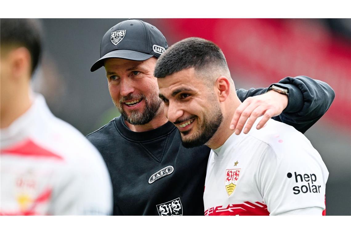 Deniz Undav (r) fachsimpelt gern mit VfB-Trainer Sebastian Hoeneß (l) über taktische Fragen. (Archivbild) 