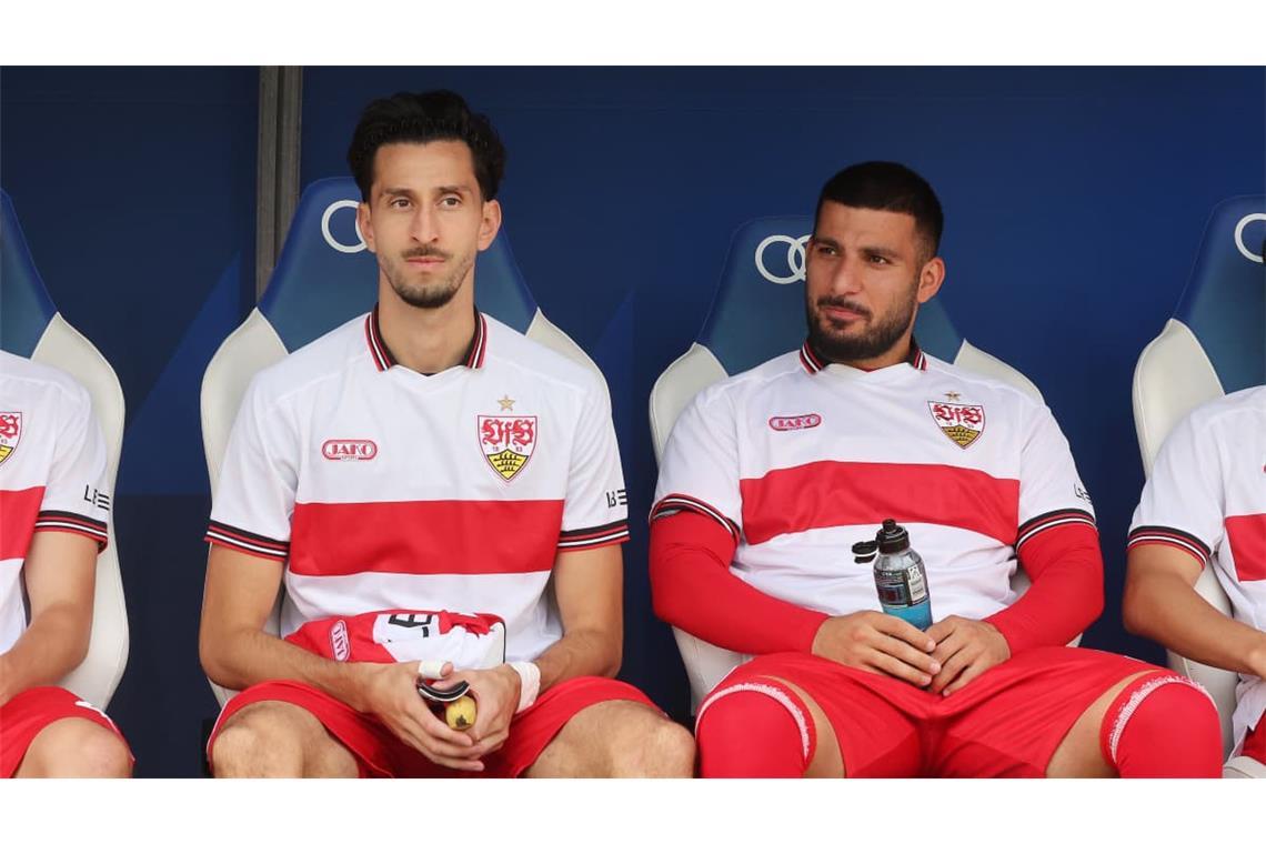 Deniz Undav sitzt zu Beginn wie Atakan Karazor auf der Bank.