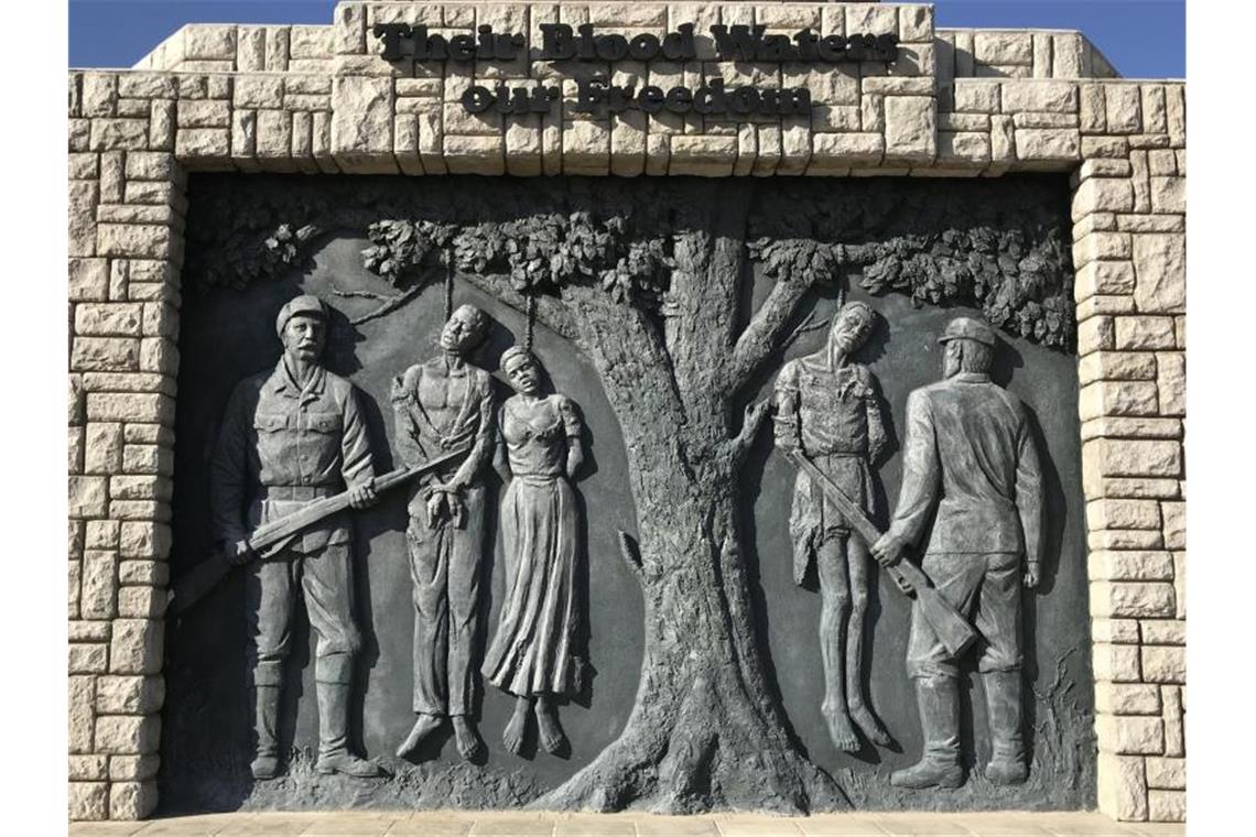 Denkmal im Zentrum der namibischen Hauptstadt Windhuk. Die Inschrift laut übersetzt etwa: „Ihr Blut nährt unsere Freiheit“. Foto: Jürgen Bätz/dpa