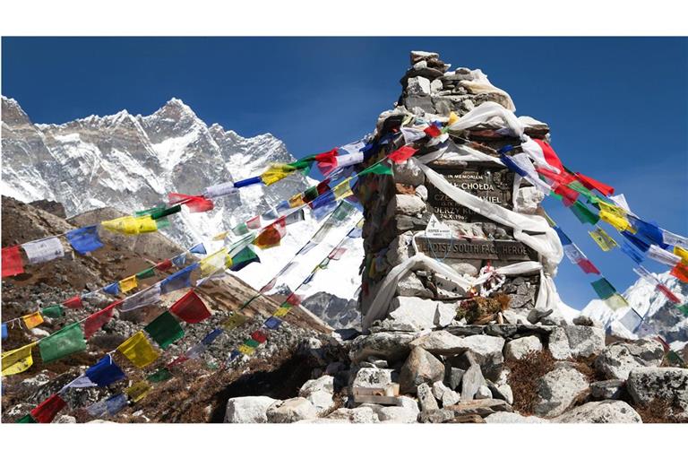 Denkmal zu Ehren der tödlich verunglückten Bergsteiger am Mount Everest.
