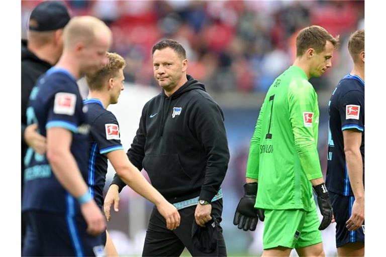 Denkt trotz der zwei hohen Niederlagen von Hertha BSC nicht an Rücktritt: Trainer Pal Dardai (M). Foto: Robert Michael/dpa-Zentralbild/dpa