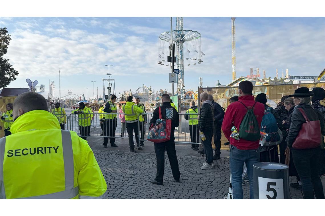Denn am Mittwochmorgen gilt auf dem Festgelände: kein Durchkommen.