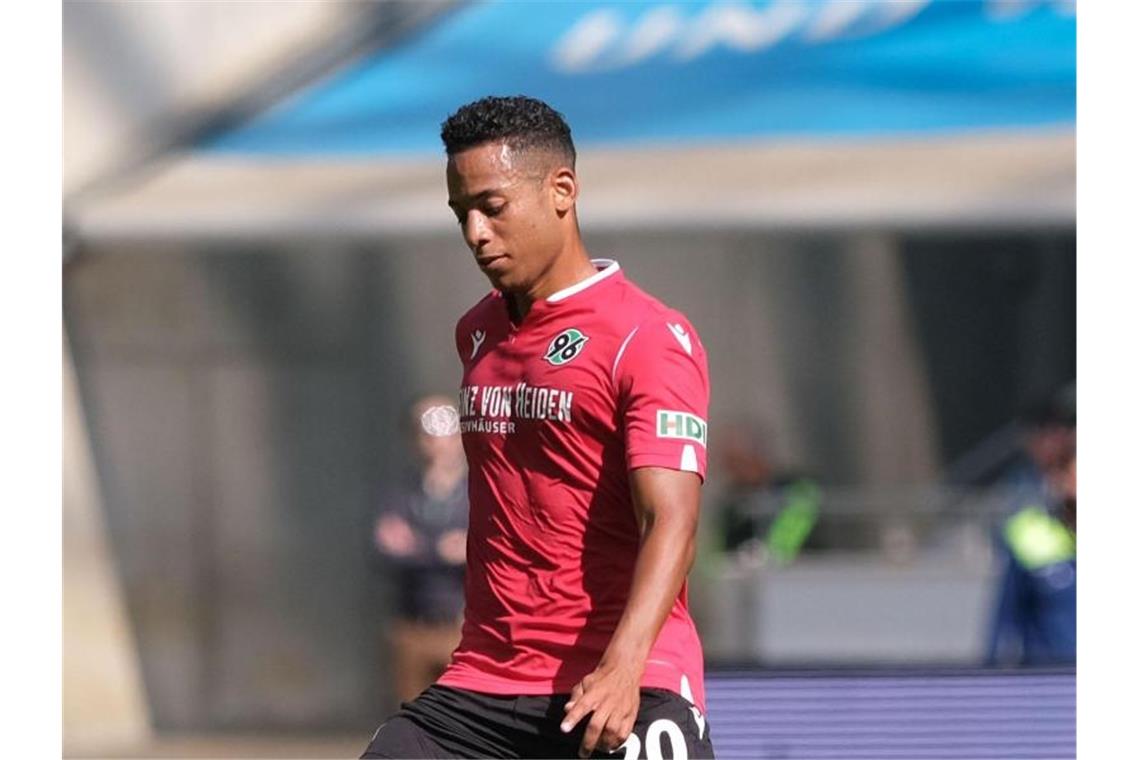 Dennis Aogo sieht HSV gegen Stuttgart leicht im Vorteil Dennis Aogo ist am Ball. Foto: Peter Steffen/dpa/Archivbild
