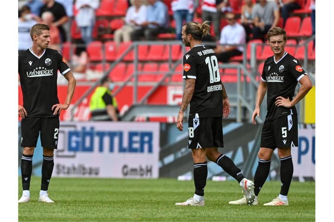 Leistungsträger fehlen dem SV Sandhausen gegen den KSC Dennis Diekmeier steht mit seinen Mitspielern vom SV Sandhausen auf dem Rasen. Foto: Armin Weigel/dpa/Archivbild